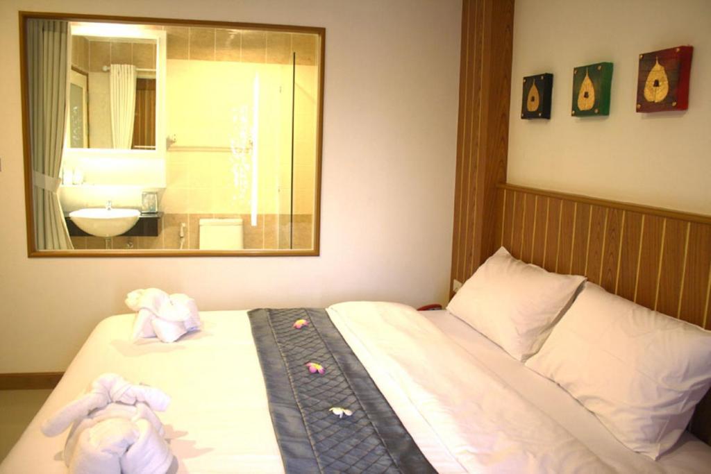 Santi White Hotel Phuket Стая снимка